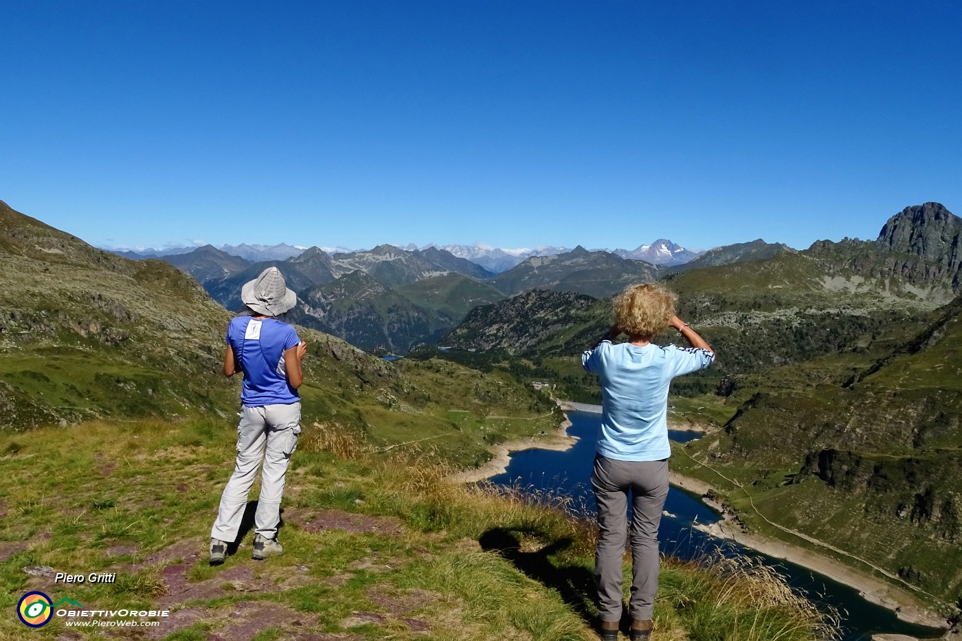 29 Vista sui Laghi Gemelli e verso il Pizzo del Becco.JPG